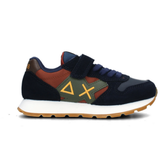 Sneakers  realizzate in tessuto e camoscio. Presentano una chiusura con strappi e lacci che ne agevola la calzata. La tomaia ...