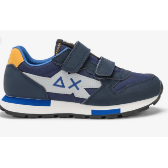 - Sneakers in stile retrò con chiusura a strappo.
- Parte superiore in tessuto e inserti in suede.
- Logo grande ricamato sul...