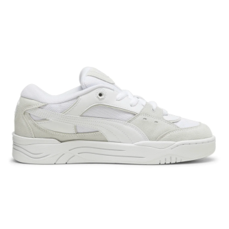 STYLE PUMA-180 è una silhouette agganciata alla cultura delle sneaker da skate della fine degli anni '90 -'00, basata su: imb...